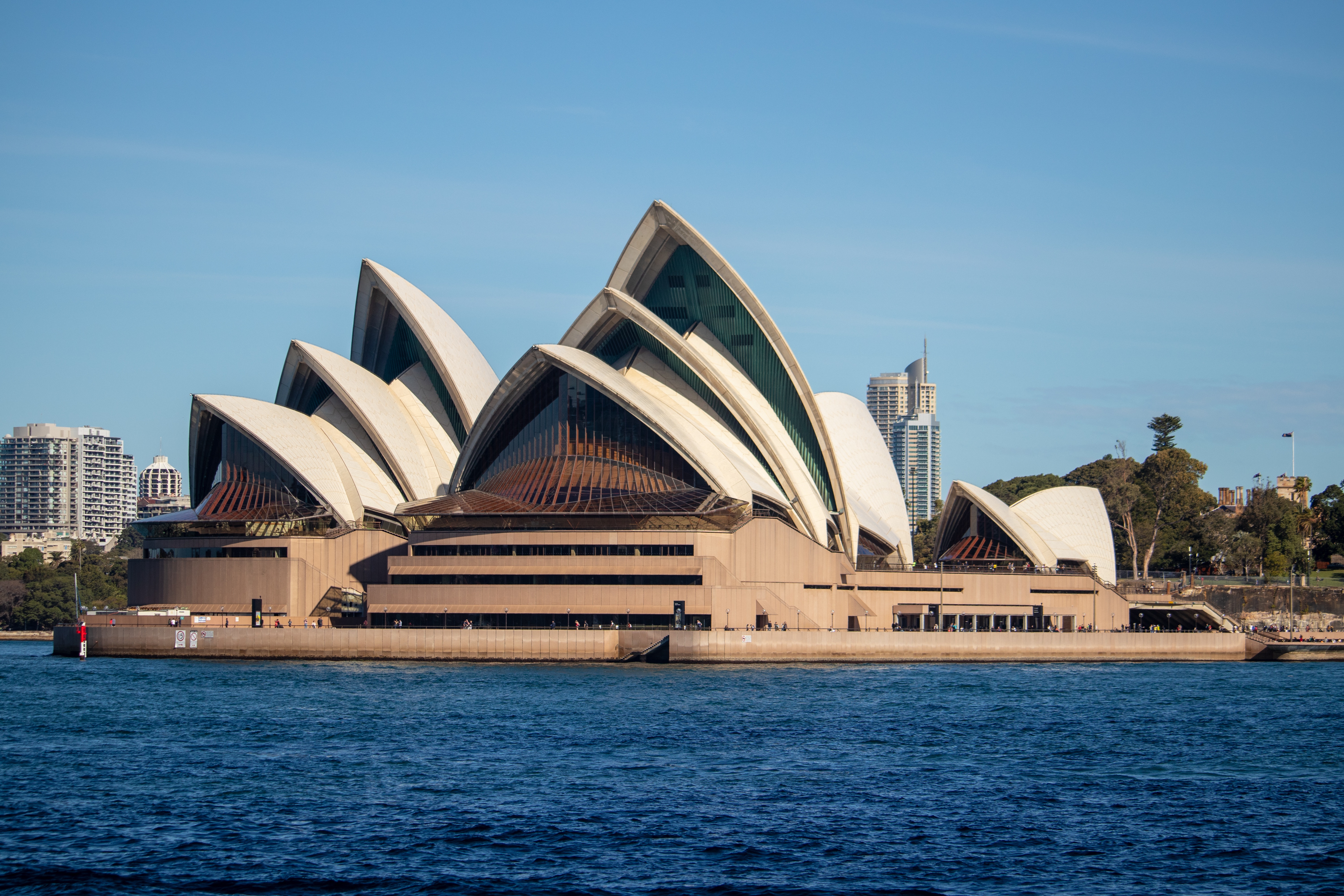 World famous building. Сиднейский оперный театр, Сидней, Австралия. Оперный театр в Сиднее Австралия. Сиднейский оперный театр ЮНЕСКО. Сиднейский оперный театр достопримечательности Австралии.